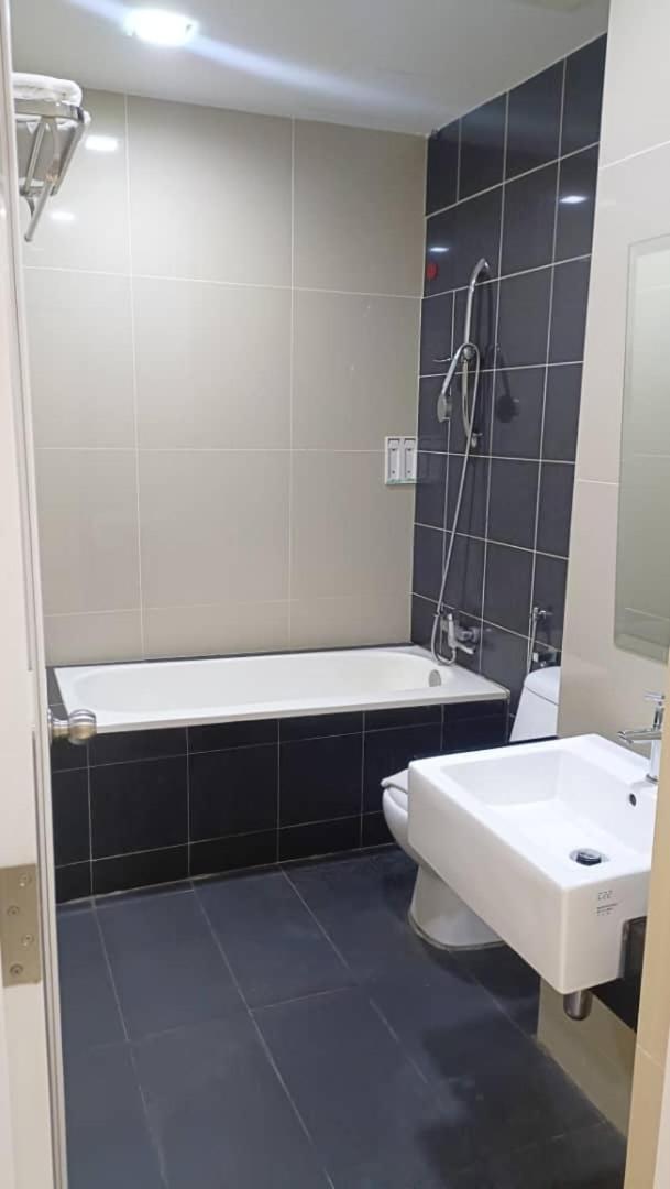Capital O 89685 Atta Hotel Bukit Mertajam Esterno foto